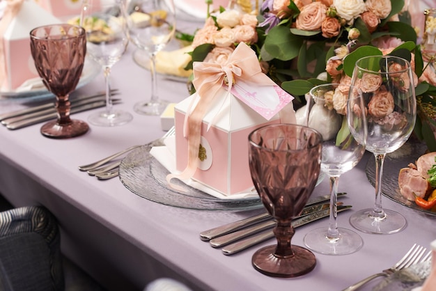 Verrerie avec verres et assiettes sur une table de fête servie