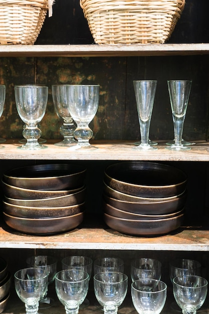 Photo verres et assiettes dans un vieux placard