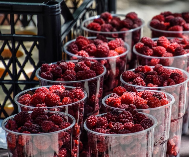 Verres aux framboises sur le comptoir Vente de framboise