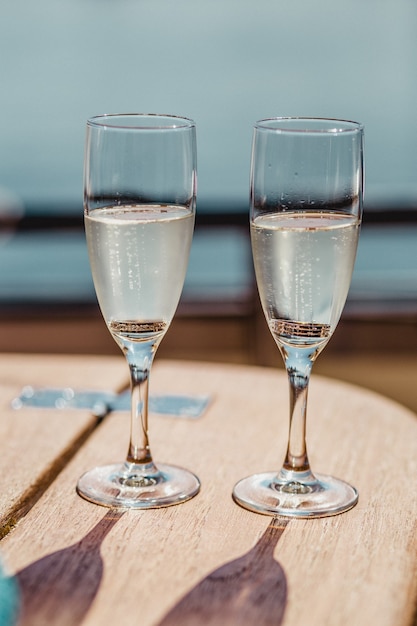 Verres et bagues de mariage