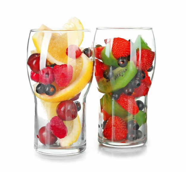 Photo verres de baies et de fruits isolés sur blanc