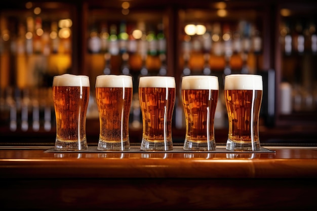 Photo des verres de bière alignés sur un comptoir de bar