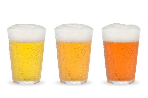 Verres à bière avec différents styles de bière isolés sur fond blanc