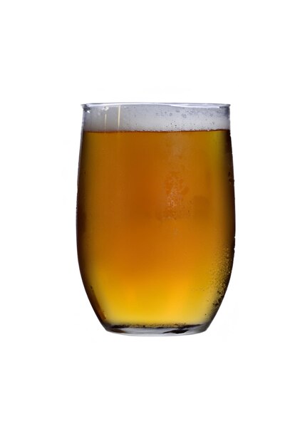 verres à bière sur fond blanc