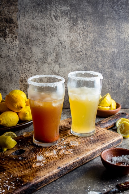 Verres de bière avec de la glace sur planche de bois