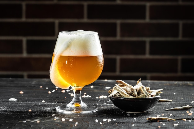 Verres de bière et de poisson séché Bière en verre avec une mousse épaisse Fond de bière