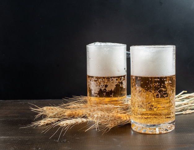 Verres de bière sur table en bois