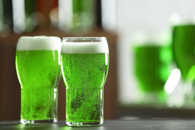 Photo verres de bière verte sur table au bar saint patrick's day celebration
