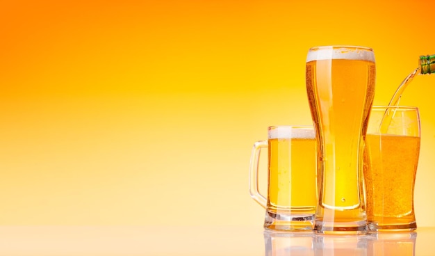 Des verres avec de la bière.