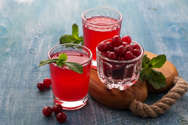 Verres de boisson aux canneberges fraîches