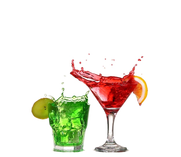 Photo verres de boisson cocktail rouge vert isolé sur blanc