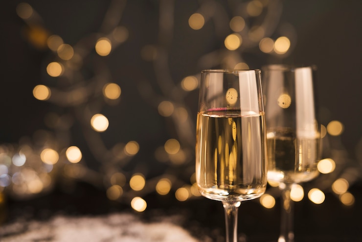 Photo verres avec boisson près des guirlandes
