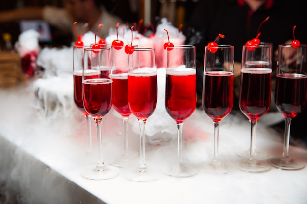 Verres avec une boisson rouge sur le bar