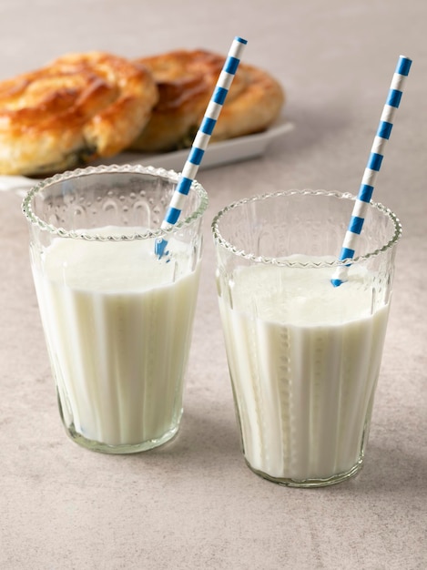 Des verres avec une boisson turque fraîche et froide.