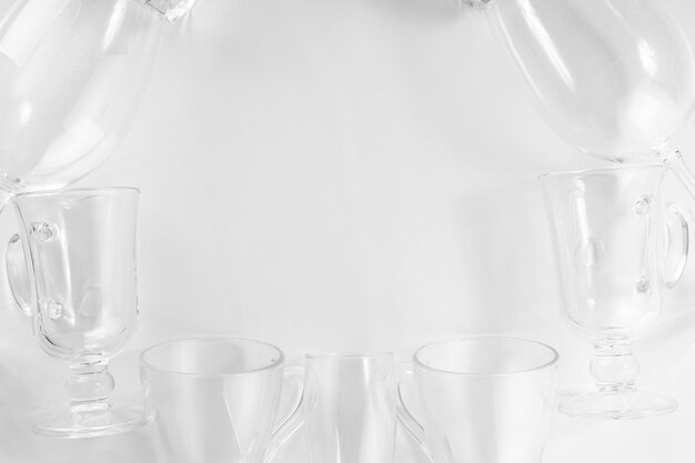 Verres à boisson vides assortis sur fond blanc. Ensemble de verres vides sur tableau blanc. Espace de copie. Mise à plat