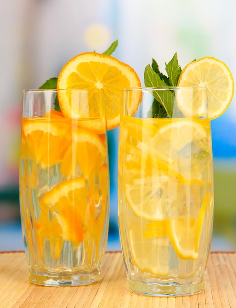 Verres de boissons aux fruits avec des glaçons sur table in cafe