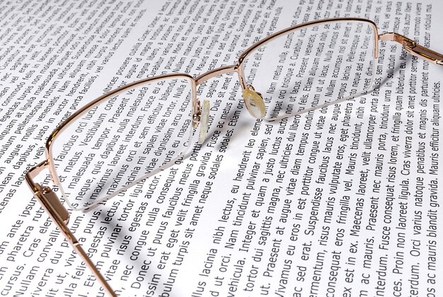 Photo verres bordés d'or sur une feuille de papier avec du texte formation et travail avec des documents