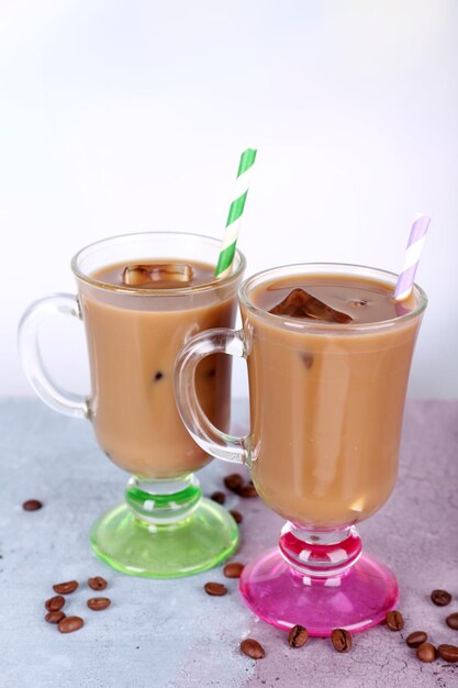 Verres de café au lait glacé sur fond clair