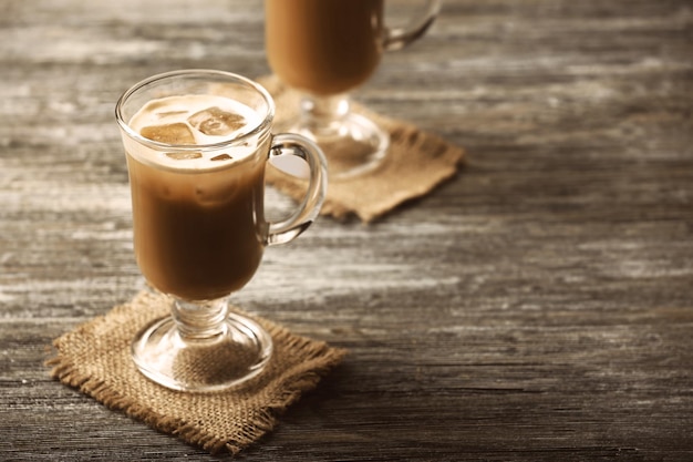 Verres de café froid sur table