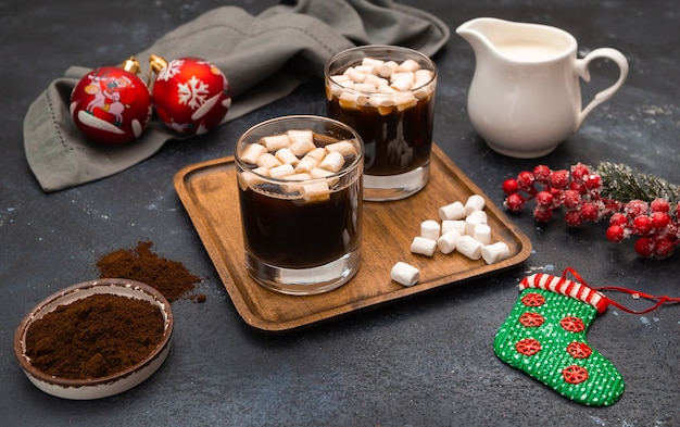 verres à café avec des guimauves sur la table avec des décorations de Noël