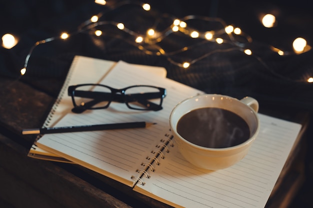 Les verres et le café sont placés sur le cahier.