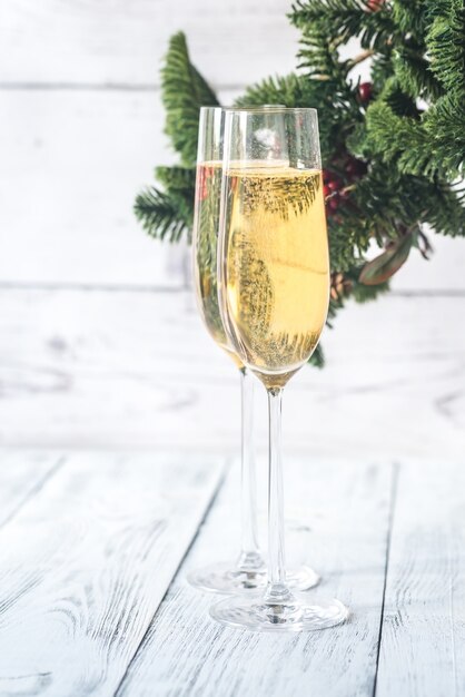 Verres de champagne avec arbre de Noël