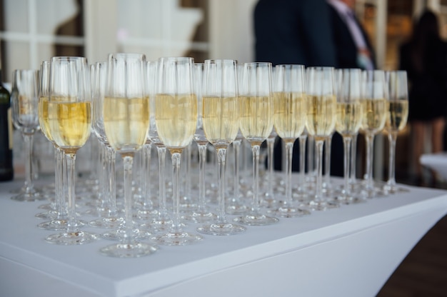 Verres de champagne au Banquet, vin mousseux blanc dans des verres à vin, ambiance festive.