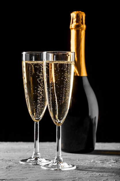 Verres de champagne avec la bouteille