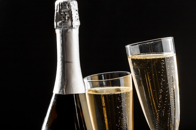 Verres de champagne avec la bouteille