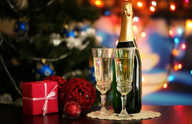 Verres de champagne et cadeau sur fond clair