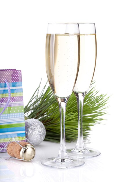 Verres de champagne et cadeau de Noël