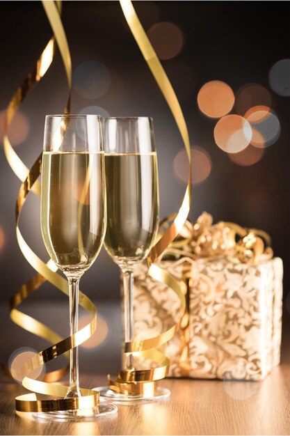 Photo verres de champagne et cadeau, vue rapprochée