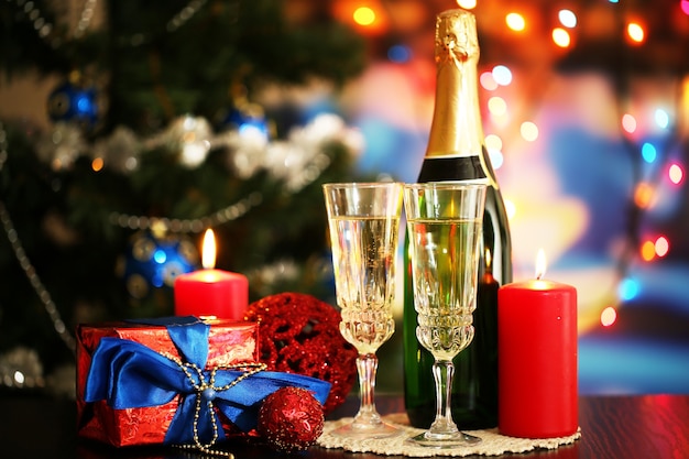 Verres de champagne et cadeaux sur fond clair