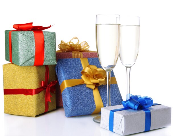 Verres de champagne avec des coffrets cadeaux isolated on white