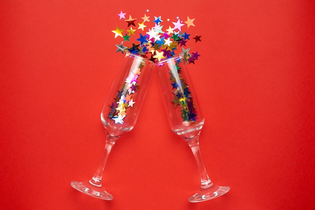 Verres à Champagne avec confettis d'étoiles colorées