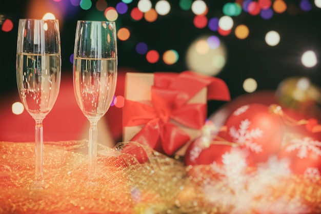 Verres de champagne et décoration de noël