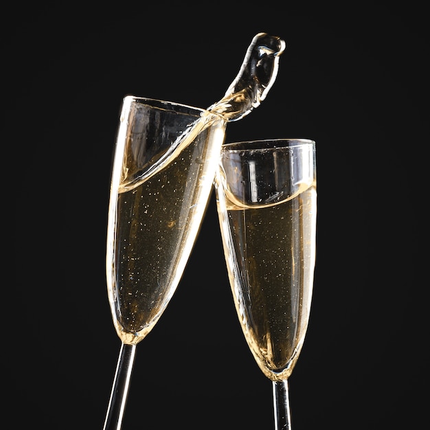 Des verres de champagne avec des éclaboussures