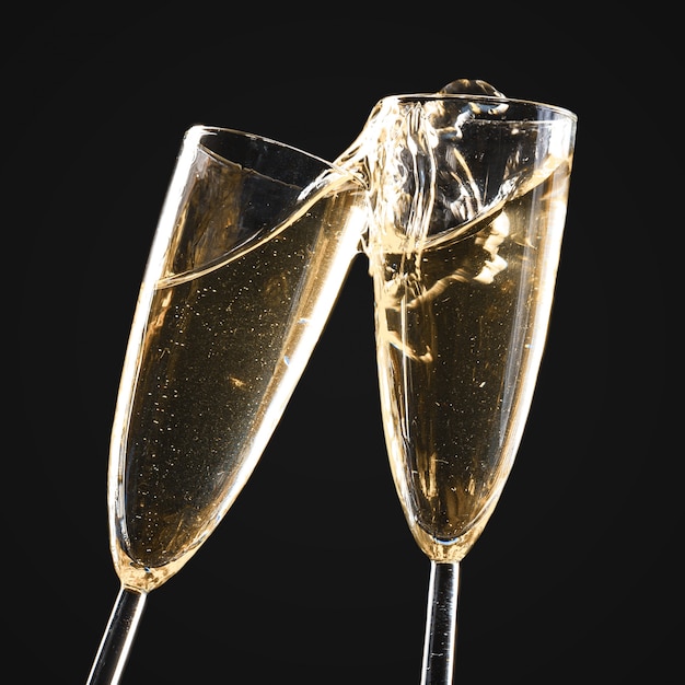 Des verres de champagne avec des éclaboussures
