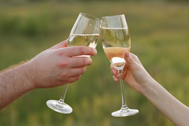 Verres de champagne entre les mains d'un couple