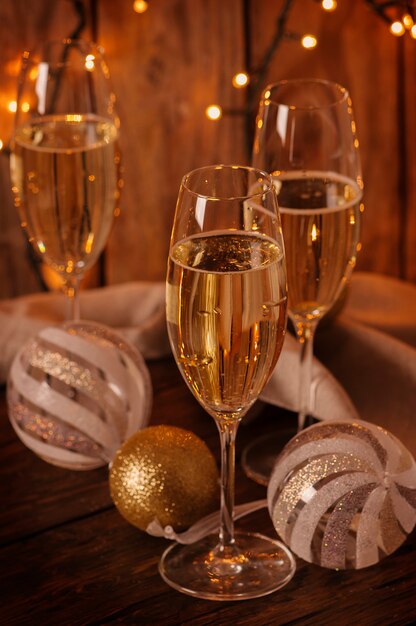 Verres de champagne sur le fond de Noël