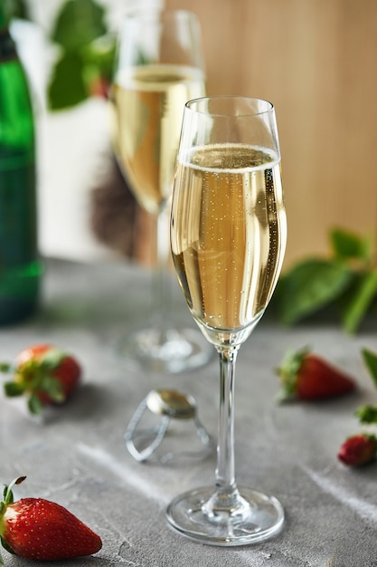 Verres à champagne et fraises sur table