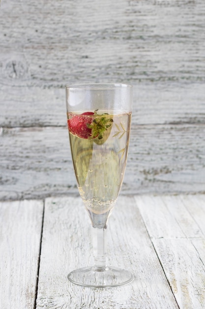 Verres de champagne et fraises