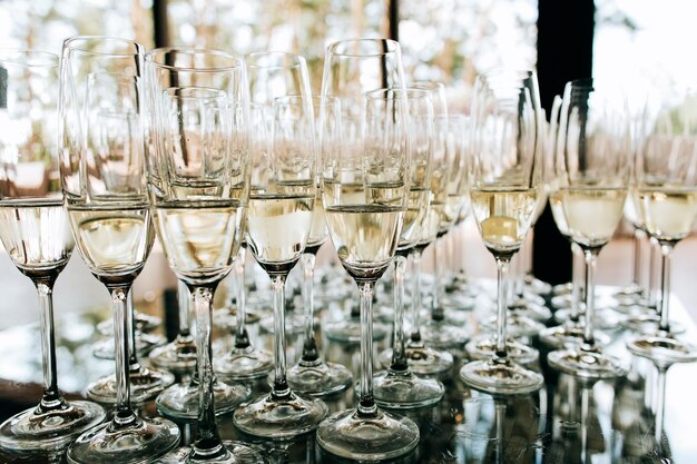 Verres à champagne gros plan réception de mariage boisson alcoolisée tablex9
