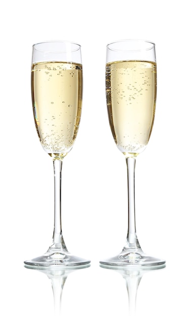 Verres de champagne isolés sur blanc