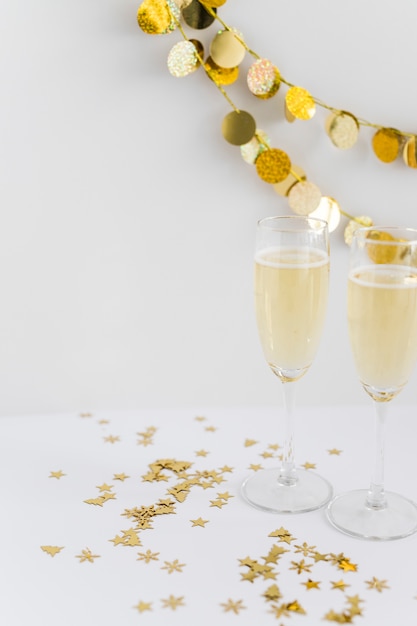 Verres à Champagne Avec Des Paillettes Sur Table