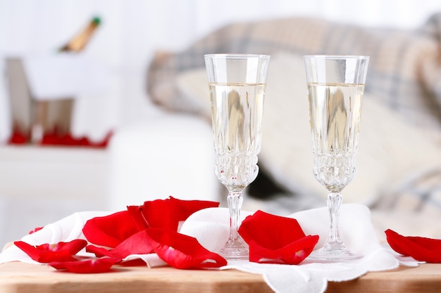 Verres à champagne et pétales de rose pour célébrer la Saint-Valentin