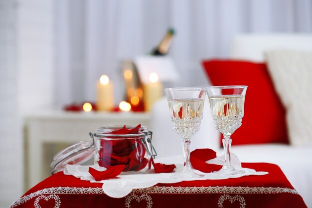 Verres à champagne et pétales de rose pour célébrer la Saint-Valentin