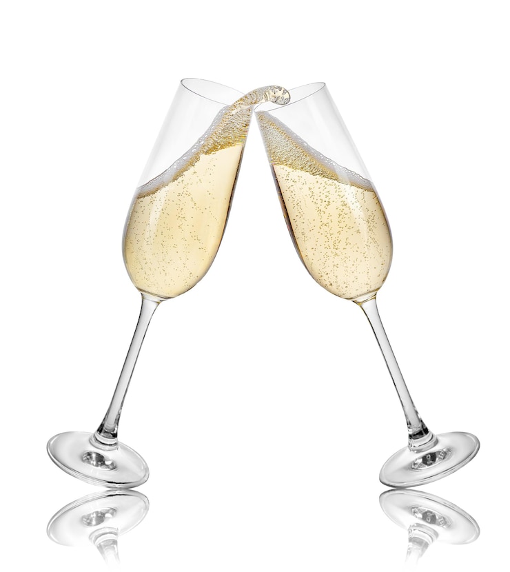 Photo des verres de champagne pour faire des toasts.