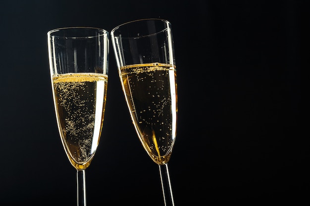 Verres à Champagne pour fêtes sur fond sombre