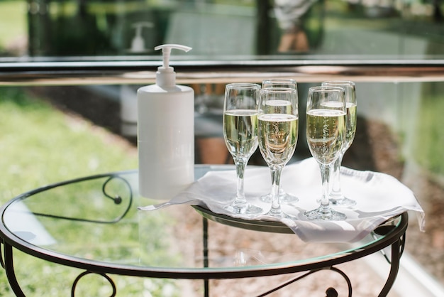 Verres de champagne pour un verre de bienvenue lors d'une fête ou d'un mariage